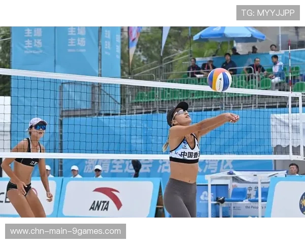 女排救球飞出广告牌还得分：坚韧与惊喜的完美诠释