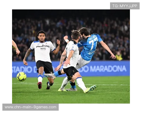 弗拉滕突破三人后起脚得分，那不勒斯攻势连绵不断：城市热情与蓝潮体育的共同见证